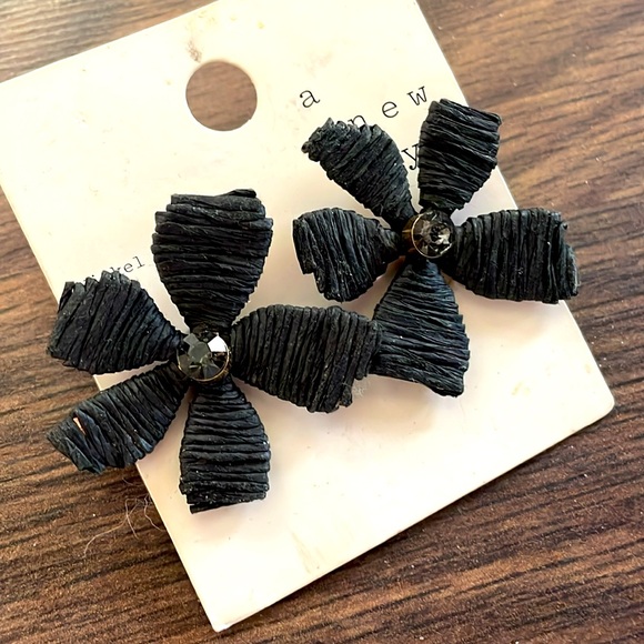 ⚜️A New Day Black Pinwheel Flower Raffia Earrings! NWT! - Picture 1 of 3